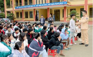 Buổi tuyên truyền về Luật Giao thông đường bộ tại Trường TH&THCS xã Phong Dụ Hạ, huyện Văn Yên diễn ra sôi nổi bằng các phần hỏi đáp của cán bộ CSGT với học sinh nhà trường.